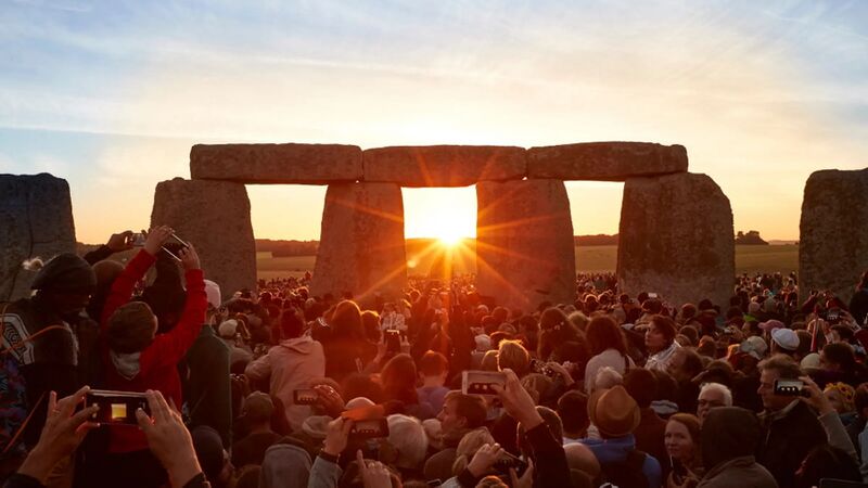 File:Stonehenge solstice crowd.jpg