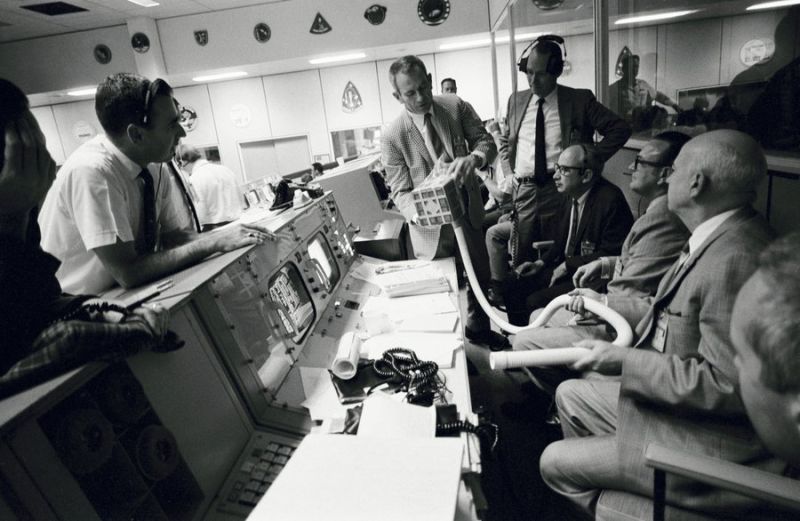 File:NASA S70-35013 LiOH mailbox.jpg