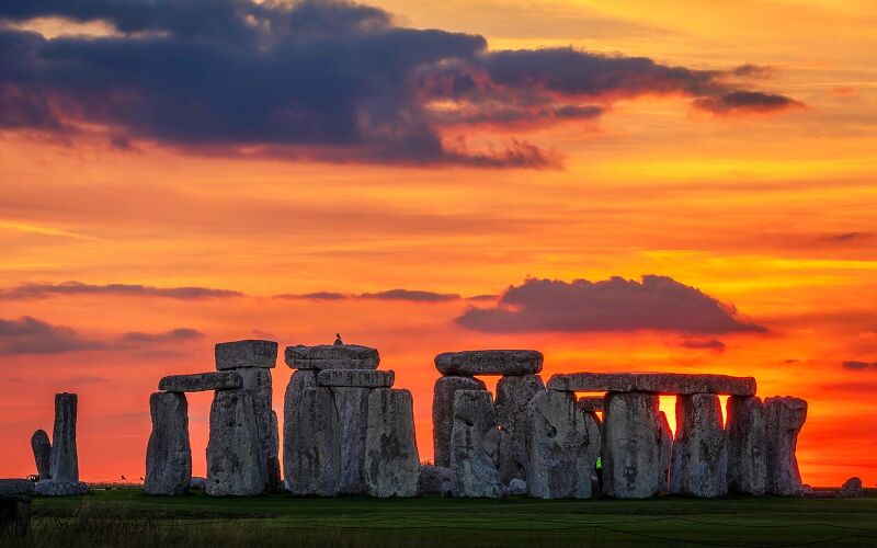 File:Stonehenge summer solstice sunrise.jpg